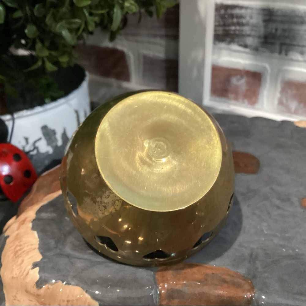 🟡 Vintage - Solid Brass Heart Cutouts Basket with Handle - Very Unique - Picture 5 of 9